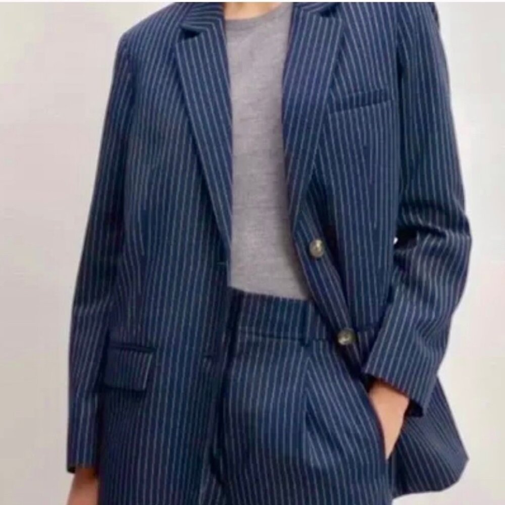 Everlane single breasted pinstriped blazer in navy.